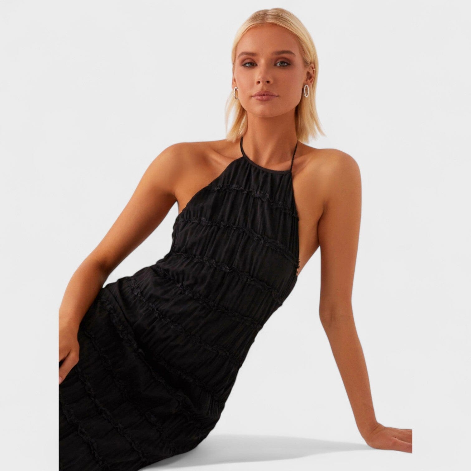 ELVIRI – エレガントなホルターネックロングドレス